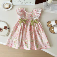 Cargar imagen en el visor de la galería, Vestido rosa de flores, volados de encajes con moños verdes y sombrero
