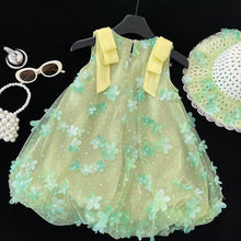 Cargar imagen en el visor de la galería, Vestido verde de tul con flores y sombrero
