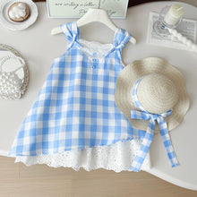 Cargar imagen en el visor de la galería, Vestido a cuadros celeste con blanco de broderie y sombrero

