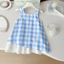 Cargar imagen en el visor de la galería, Vestido a cuadros celeste con blanco de broderie y sombrero
