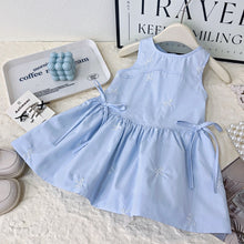 Cargar imagen en el visor de la galería, Vestido celeste con volados y bordados de moño
