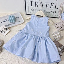 Cargar imagen en el visor de la galería, Vestido celeste con volados y bordados de moño
