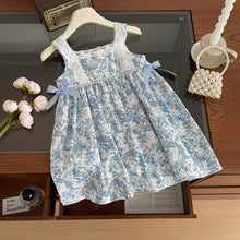 Cargar imagen en el visor de la galería, Vestido crema con estampas de flores azul y moños
