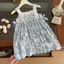 Cargar imagen en el visor de la galería, Vestido crema con estampas de flores azul y moños
