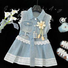 Cargar imagen en el visor de la galería, Vestido jeans con encajes blanco, flor y cinto

