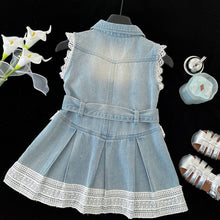 Cargar imagen en el visor de la galería, Vestido jeans con encajes blanco, flor y cinto
