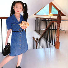 Cargar imagen en el visor de la galería, Vestido jeans con botones y cinto negro
