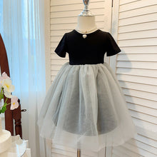Cargar imagen en el visor de la galería, Vestido negro con falda de tul gris
