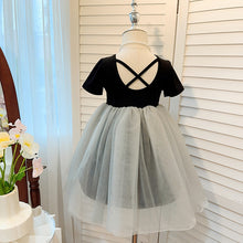 Cargar imagen en el visor de la galería, Vestido negro con falda de tul gris
