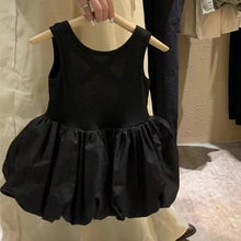 Cargar imagen en el visor de la galería, Vestido negro tipo globo con detalles en la espalda
