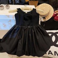 Cargar imagen en el visor de la galería, Vestido negro tipo globo con detalles en la espalda
