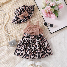 Cargar imagen en el visor de la galería, Vestido beige con volados, cinto y falda animal print con sombrero
