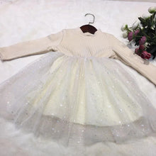Cargar imagen en el visor de la galería, Vestido crema de tul con forro polar y chaleco peludo con pompones
