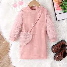 Carregar imagem no visualizador da galeria, Vestido rosa con detalles peludos en las mangas y cartera
