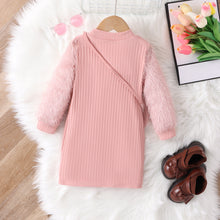 Carregar imagem no visualizador da galeria, Vestido rosa con detalles peludos en las mangas y cartera
