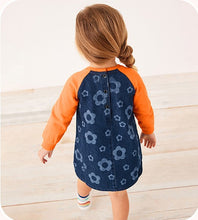Cargar imagen en el visor de la galería, Vestido jeans con estampas de flores y mangas naranja
