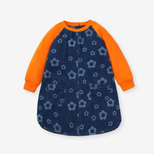Cargar imagen en el visor de la galería, Vestido jeans con estampas de flores y mangas naranja
