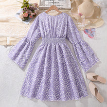 Cargar imagen en el visor de la galería, Vestido floreado lila, cintura engomado con mangas anchas
