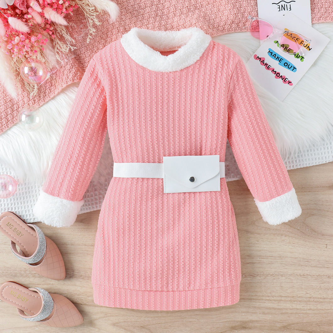 Vestido salmón con detalles peludos y porchete blanco