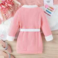 Carregar imagem no visualizador da galeria, Vestido salmón con detalles peludos y porchete blanco
