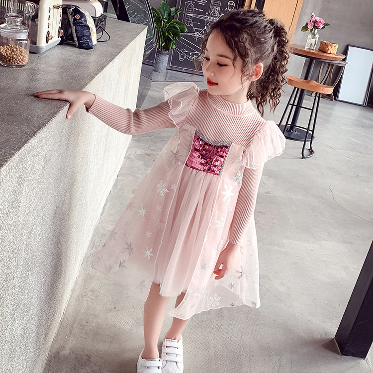 Vestido con lentejuelas y capa de tul tipo Elsa