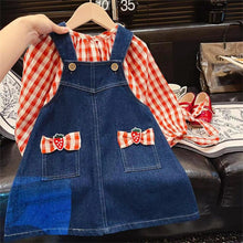 Carregar imagem no visualizador da galeria, Blusa cuadrille rojo y vestido de jeans de frutilla con vincha

