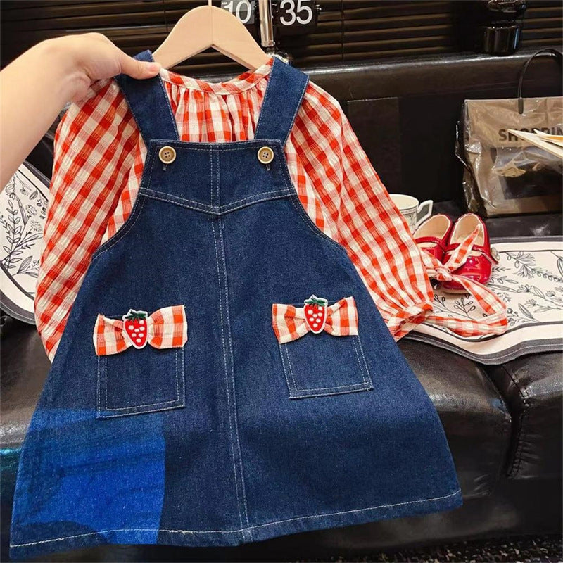 Blusa cuadrille rojo y vestido de jeans de frutilla con vincha