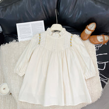 Cargar imagen en el visor de la galería, Vestido crema con detalle de broderie
