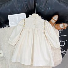 Cargar imagen en el visor de la galería, Vestido crema con detalle de broderie
