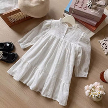Carregar imagem no visualizador da galeria, Vestido blanco de broderie con volados
