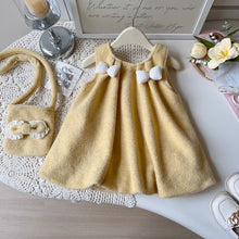 Carregar imagem no visualizador da galeria, Vestido amarillo con moños de forro polar y cartera
