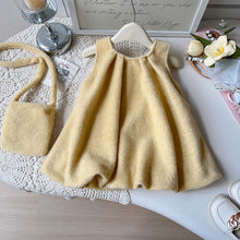Carregar imagem no visualizador da galeria, Vestido amarillo con moños de forro polar y cartera
