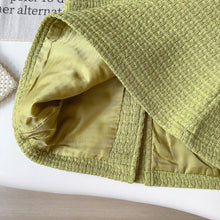 Cargar imagen en el visor de la galería, Vestido verde de hilo con detalles de girasol
