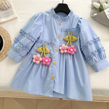 Carregar imagem no visualizador da galeria, Vestido camisa celeste con volados y flores
