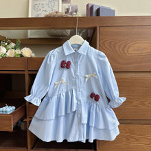 Carregar imagem no visualizador da galeria, Camisa vestido celeste con volados y moños
