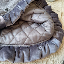 Cargar imagen en el visor de la galería, Vestido gris a motas con moño y forro polar

