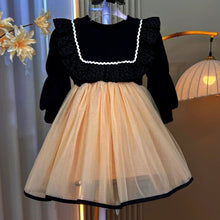 Cargar imagen en el visor de la galería, Vestido negro con falda de tul crema y forro polar
