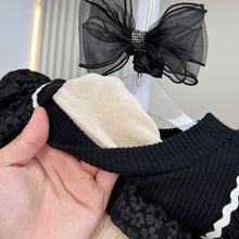 Cargar imagen en el visor de la galería, Vestido negro con falda de tul crema y forro polar

