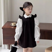 Carregar imagem no visualizador da galeria, Vestido negro con volados y camisa blanco con mangas abullonadas
