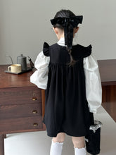 Carregar imagem no visualizador da galeria, Vestido negro con volados y camisa blanco con mangas abullonadas

