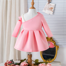Cargar imagen en el visor de la galería, Vestido rosa con moño y perlas
