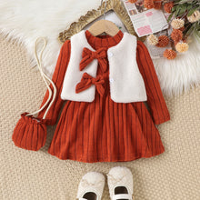 Cargar imagen en el visor de la galería, Vestido terracota con chaleco blanco polar y cartera
