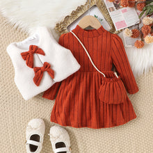 Cargar imagen en el visor de la galería, Vestido terracota con chaleco blanco polar y cartera
