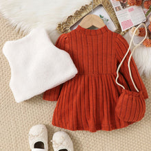 Cargar imagen en el visor de la galería, Vestido terracota con chaleco blanco polar y cartera
