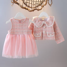 Cargar imagen en el visor de la galería, Vestido con falda de tul y abrigo cuadrille con volado de broderie
