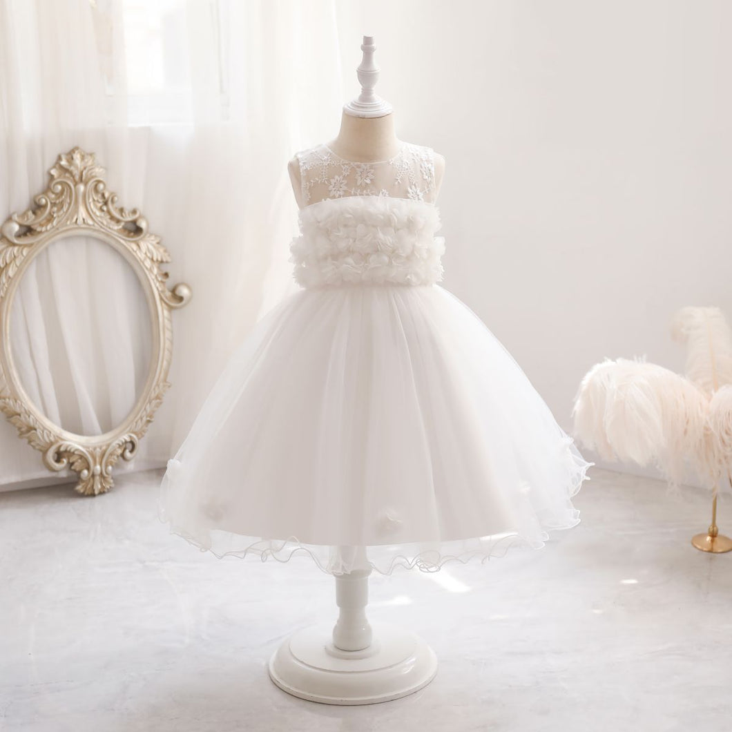 Vestido blanco con detalles de flores 3D