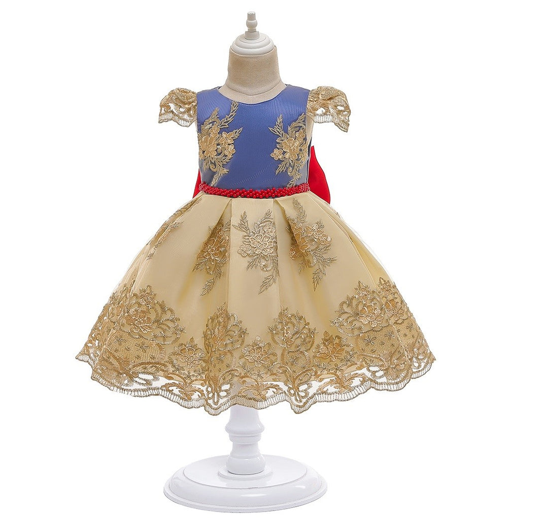 Vestido con encajes y moño, estilo blancanieves, detalles con perlas en la cintura