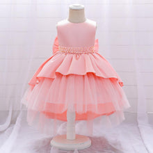 Carregar imagem no visualizador da galeria, Vestido escalonado con cola de pato, perlas y moño grande
