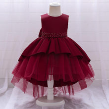 Carregar imagem no visualizador da galeria, Vestido escalonado con cola de pato, perlas y moño grande

