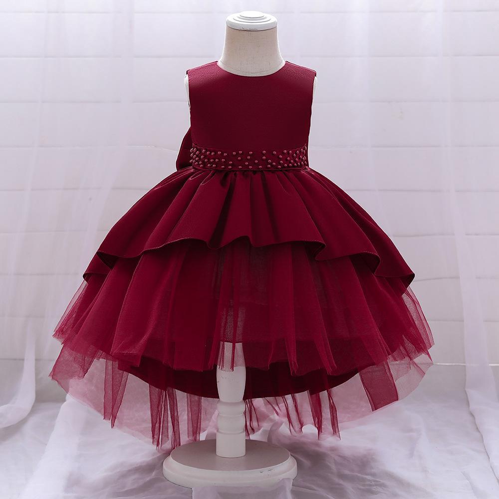 Vestido escalonado con cola de pato, perlas y moño grande
